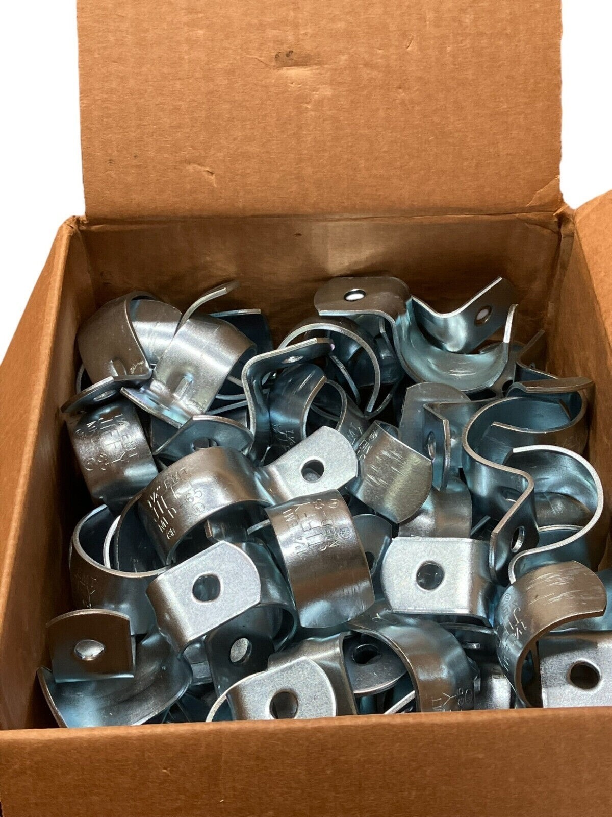 Minerallac MED 65 Medium Jiffy Clips 1-1/4" EMT Conduit (Box of 100) - Image 3