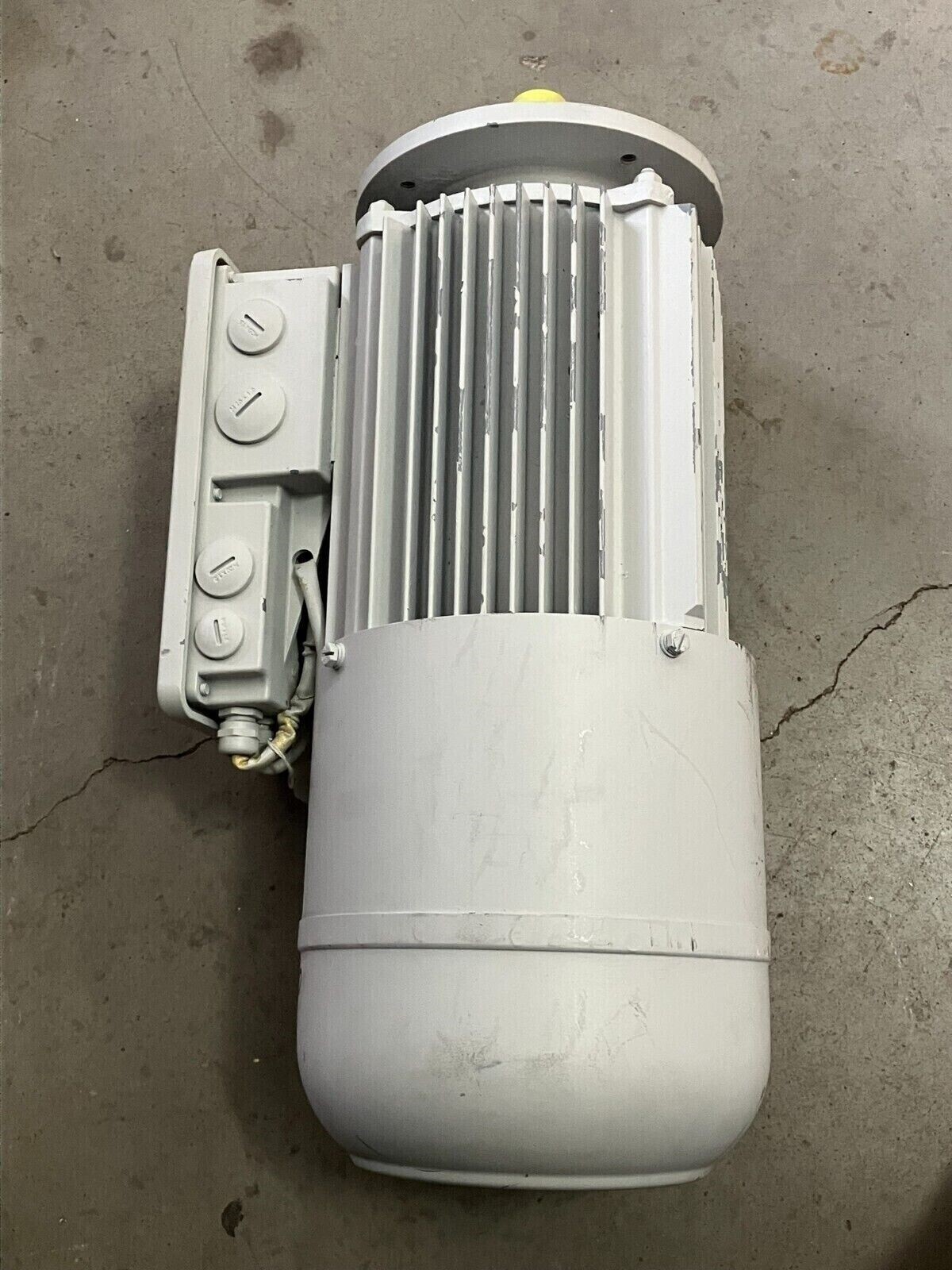 Lenze MDSMABS090-32B - Lenze 3-Mot EN60034 MDSMABS090-32B Servo Motor