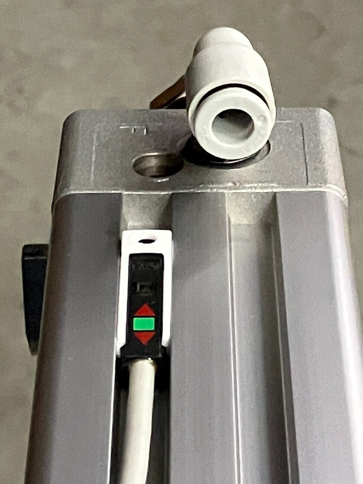 SMC CP95SDB32-300 Pneumatic Cylinder - Image 6