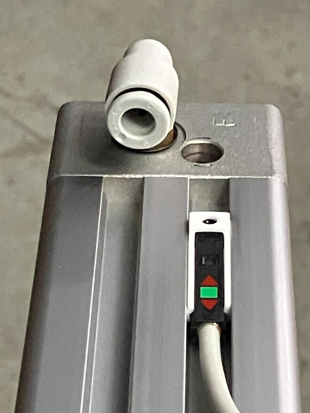 SMC CP95SDB32-300 Pneumatic Cylinder - Image 7