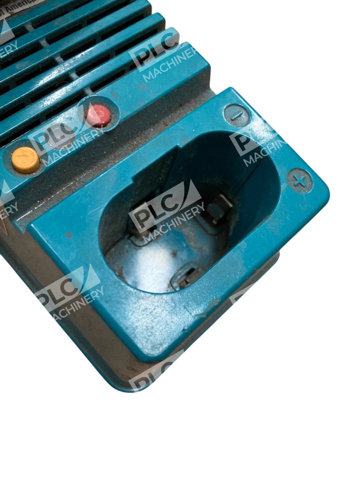 Makita Fast Charger DC9700A 019 w/ Battery 9000 - Image 4
