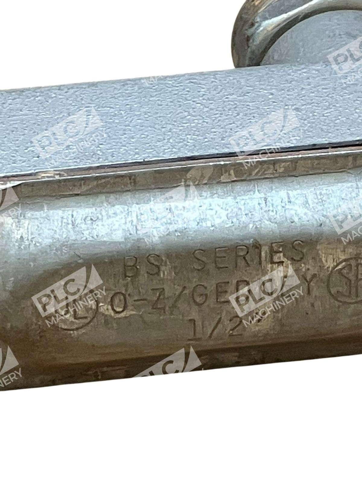 Appleton 1/2" LB Conduit Body with O-Z Gedney 1/2" Outlet Cover Unilet - Image 6