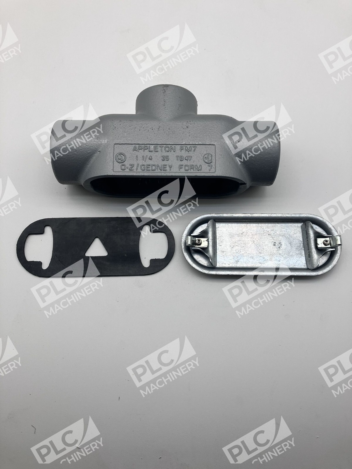 Appleton FM7 1-1/4" T Conduit Body with Cover and Gasket - Image 3