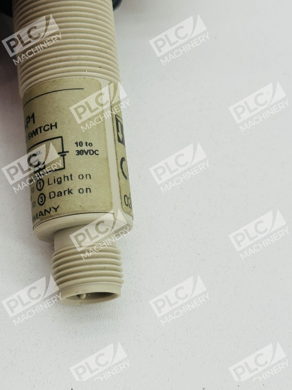 Omron E3F2-R2B4-P1 Photoelectric Sensor - Image 9